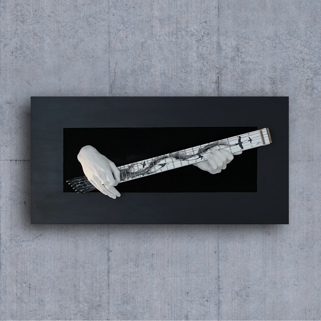 Tableau « Accord suspendu » moulage, encre de chine et acrylique sur toile représentant deux mains jouant de la guitare