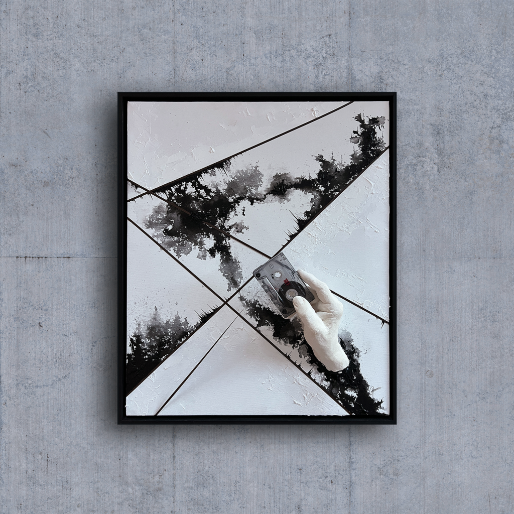 Tableau « En lecture seule » collage, encre de chine et acrylique sur toile représentant une main tenant une cassette audio qui se déroule